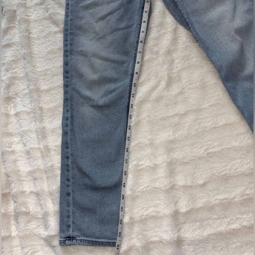 American Eagle Outfitters Mom Jean Size 0 Short Distressed Light Wash Denim